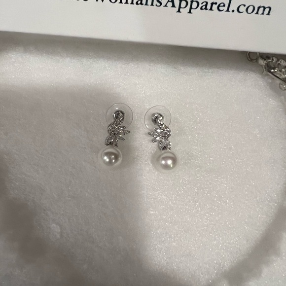 Pearl Headpiece, Pearl Veil, Pearl Earrings - Picture 3 of 7